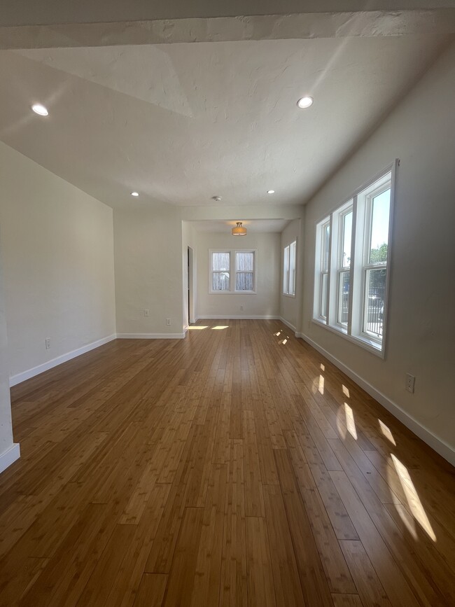 Spacious Dining and Breakfast nook - 2006 Chariton St