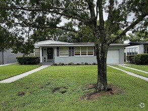 Building Photo - Large fenced back yard