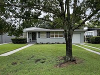 Building Photo - Large fenced back yard