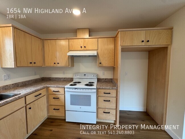 Building Photo - 1654 NW Highland Ave