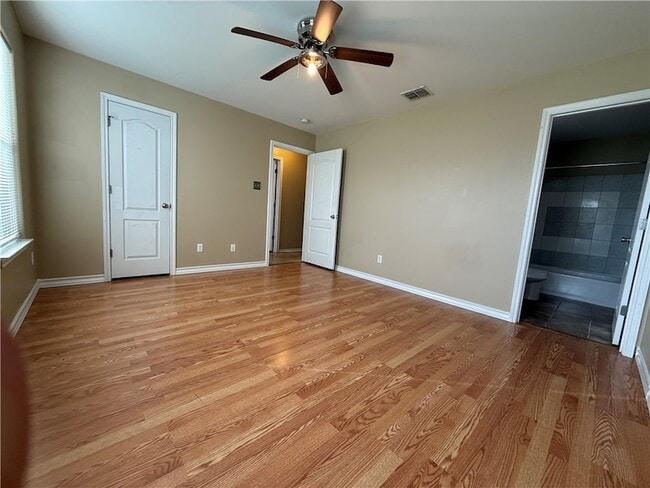 Building Photo - 512 Lakeside Dr