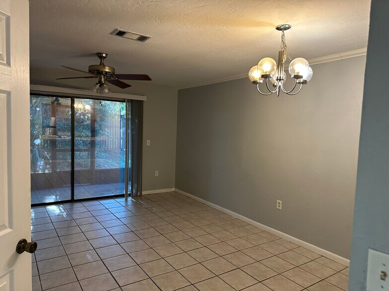 Building Photo - 2635 SW 35th Pl