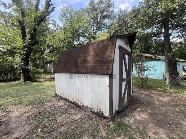 Building Photo - Cozy 3 Bedroom 1 Bathroom with Large Yard