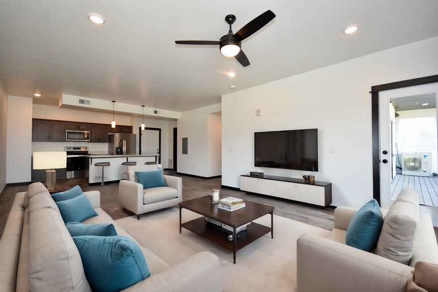 Building Photo - 1595 N 25th Ave