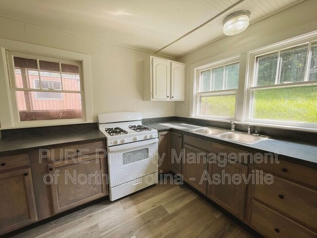 Building Photo - 164 N Spring St