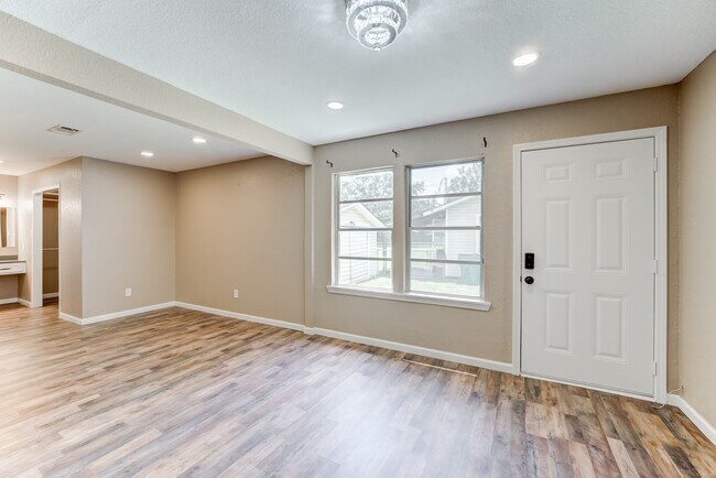 Building Photo - 305 Yaupon St