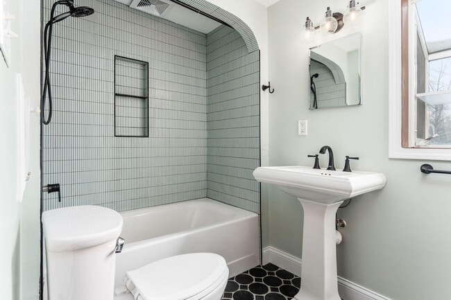 Building Photo - 51 E Schreyer Pl