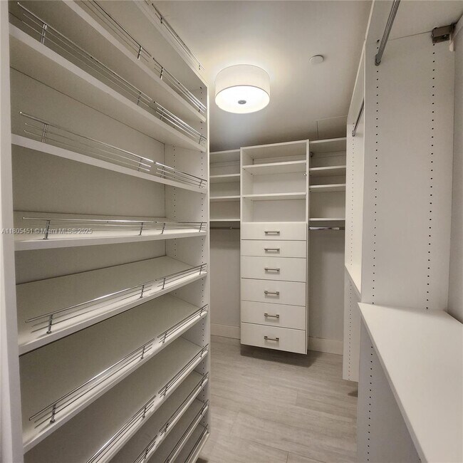 Building Photo - 950 Brickell Bay Dr