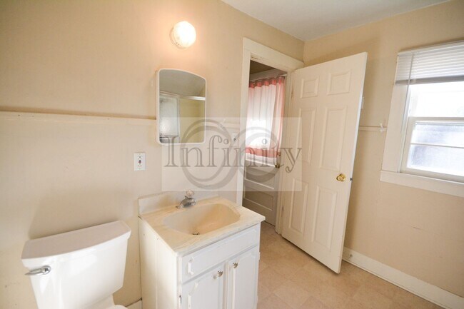 Building Photo - 2020/2022 Eastwood Rd SE