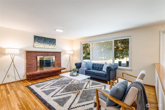 Building Photo - Beautiful Burien Home, Top Floor of Home for Rent