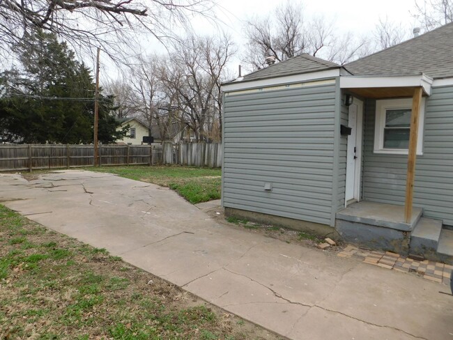 Building Photo - 1 Bed 1 Bath Duplex w/ Washer Dryer hookup