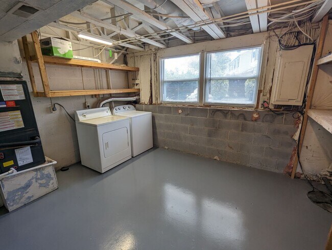 Building Photo - 1390 David Ln