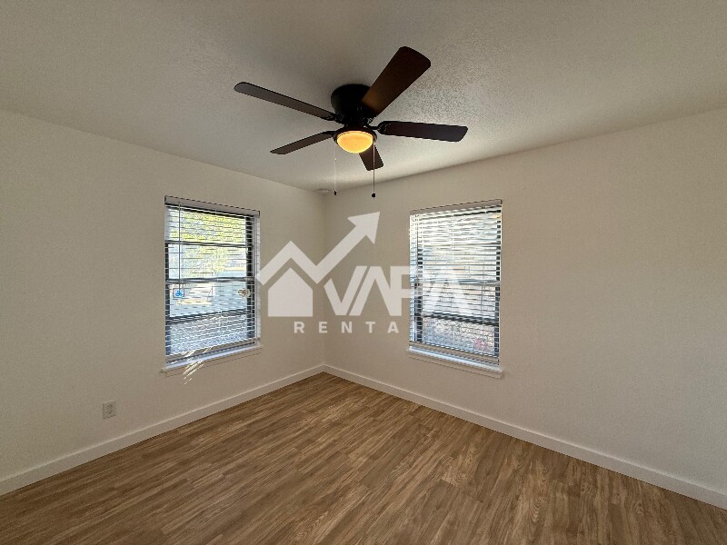 Building Photo - 319 Surrels Ave