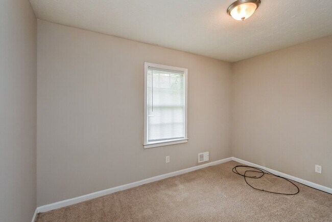 Building Photo - 583 Lakeridge Cir SE