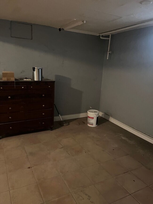 Building Photo - POOL HOME 3 BEDROOMS 3 BATHS