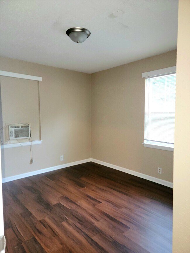 Building Photo - Section 8 Approved! 1 bedroom 1 bathroom w...
