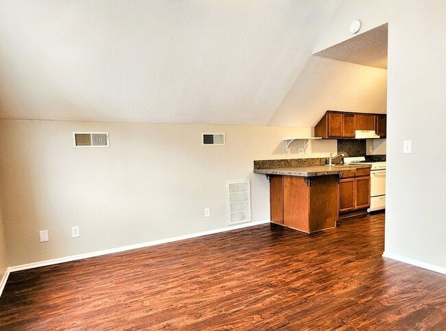 Building Photo - Lake Elsinore, 1 BR, 1 BA, Upstrs Apartmen...