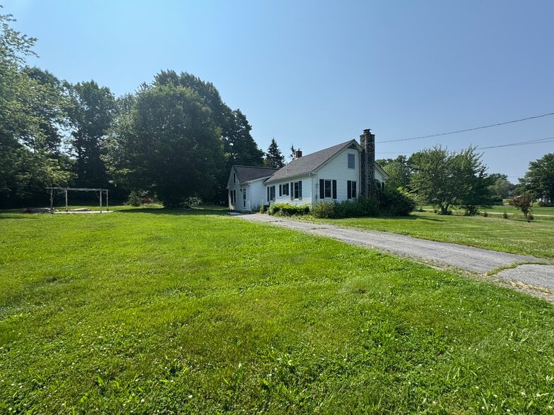 Building Photo - 63 School House Rd