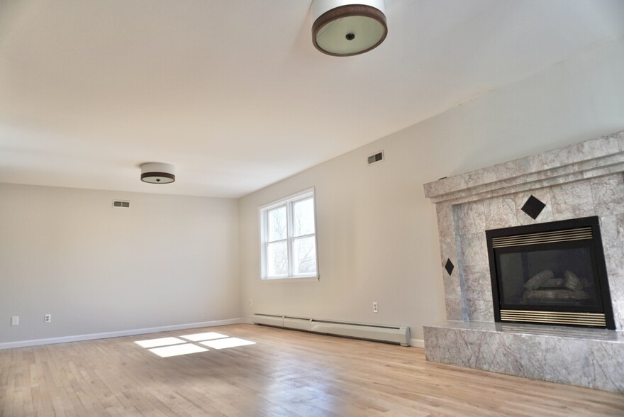 Building Photo - 166 Woodside Ave