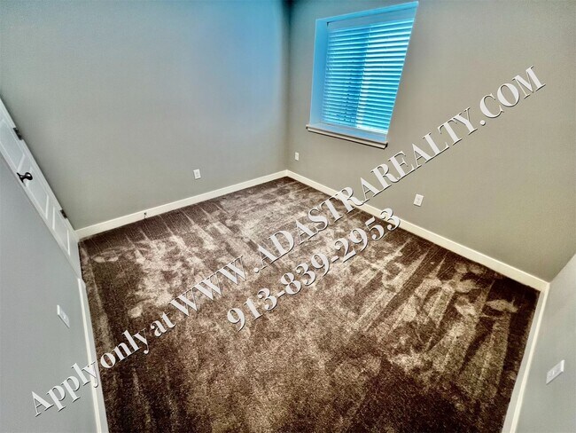 Building Photo - Beautiful Like New 4 Bed 4 Bath Home in Overland Park-Available NOW!!
