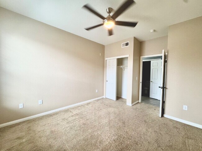 Building Photo - Ground Floor 2BD/2BA Condo in Gated Hender...