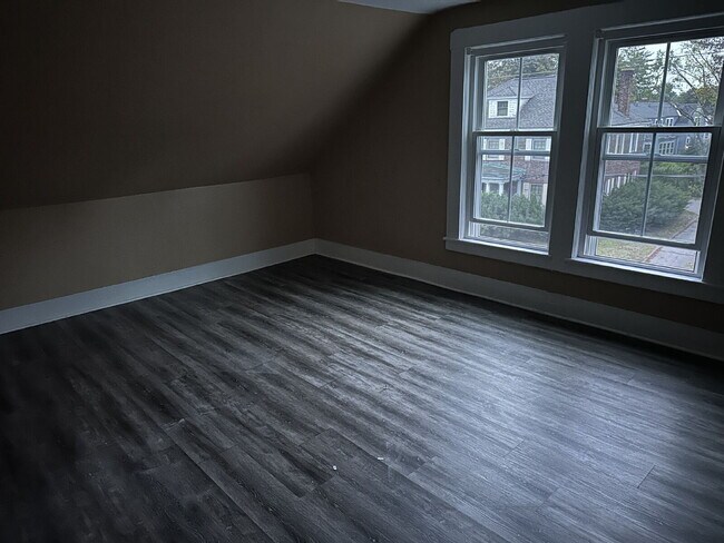 Building Photo - Bright & Spacious 3BR Multi-Level Apartment in Central Sanford!