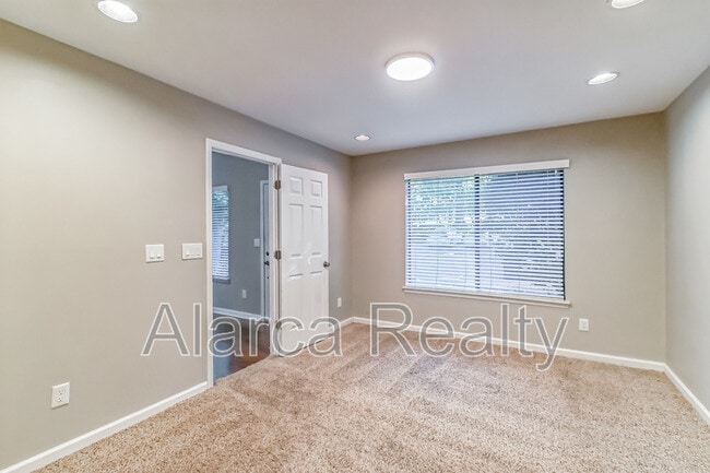 Building Photo - 3909 N Course Dr