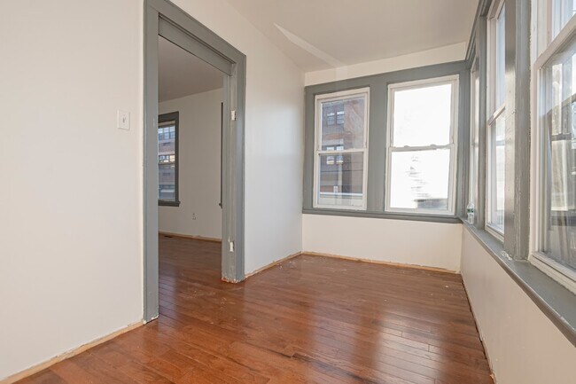 Building Photo - 76 Aldine St