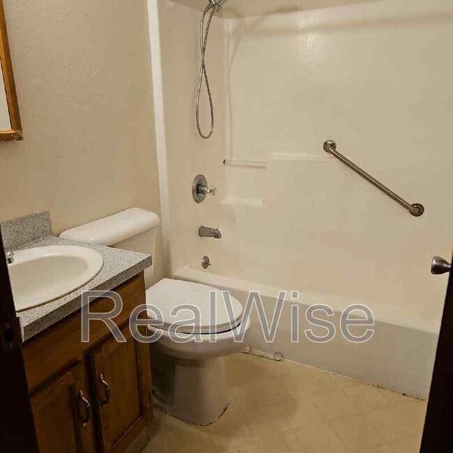 Building Photo - 626 NE Anderson St