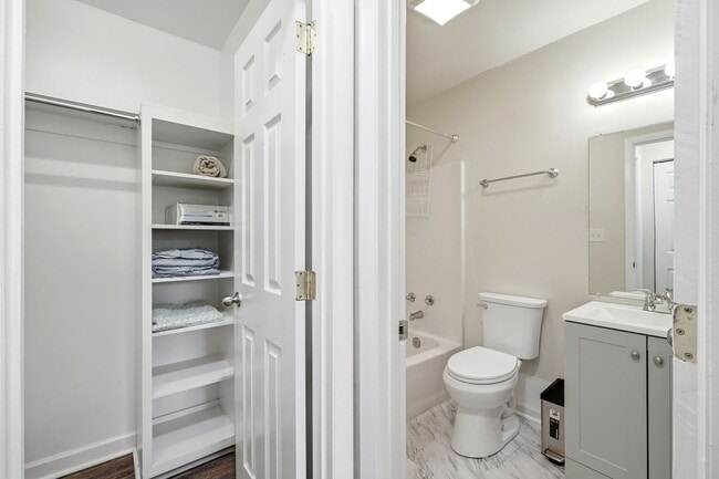 Building Photo - 1243 Cedars Ct