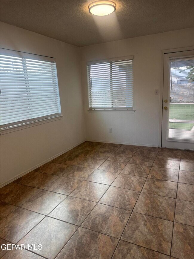 Building Photo - 3033 Tierra Humeda Dr