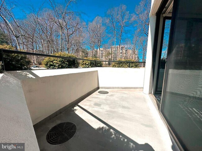 Building Photo - 15100 Interlachen Dr