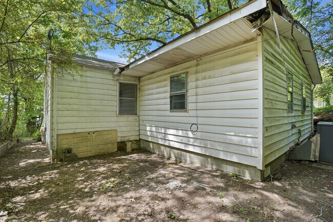 Building Photo - 7827 Rugby Ave