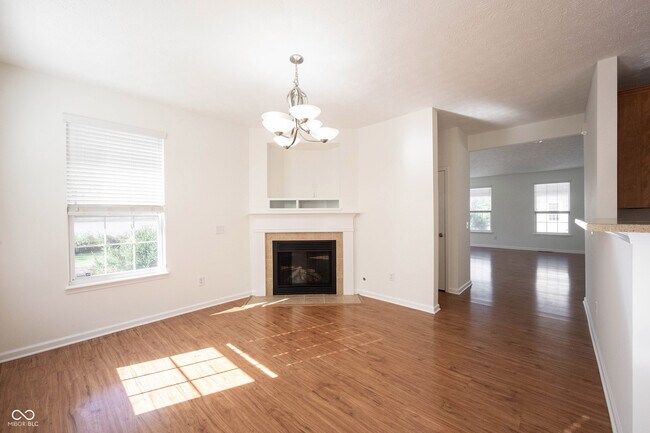 Building Photo - 9009 Mercer Dr