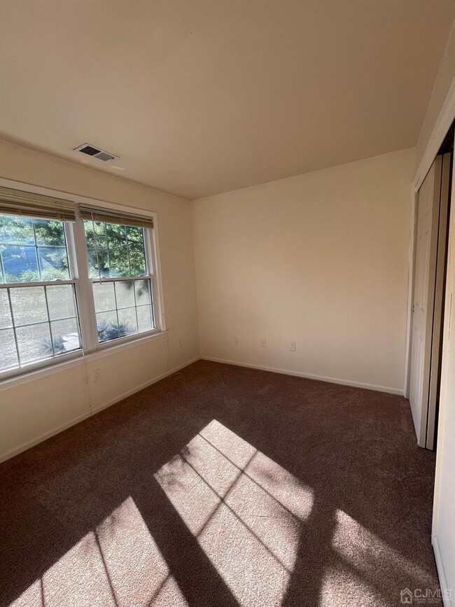 Building Photo - 905 Woodhaven Dr