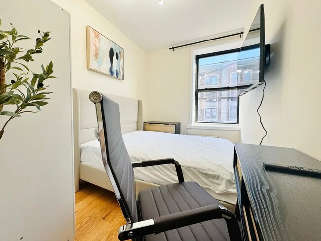 Building Photo - Furnished room/NOT APARTMENT