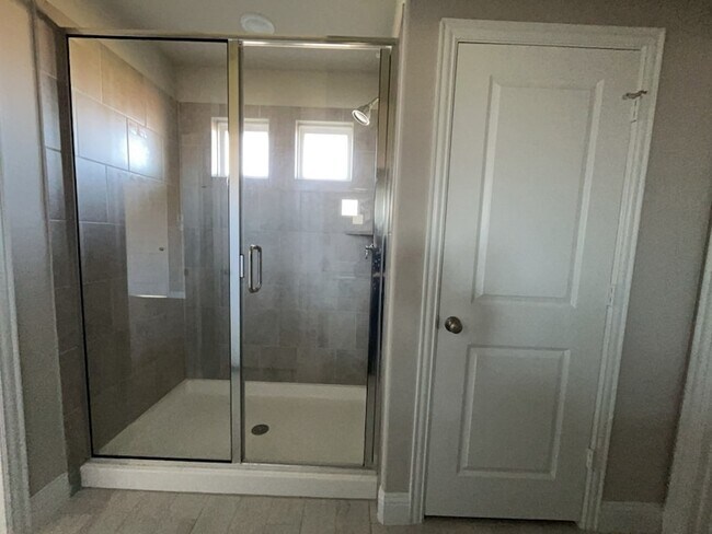 Building Photo - 612 Amenduni Ln