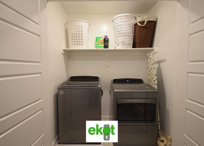 Building Photo - Spacious Townhome Near Shopping! 3 BD 2.5 BTH