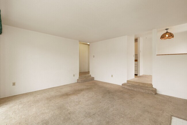 Building Photo - Spacious 1 Bedroom Apartment w/ Parking in Briercrest