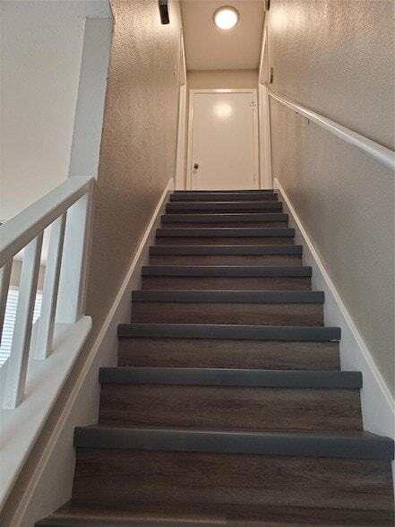 Building Photo - 9008 Sanger Dr