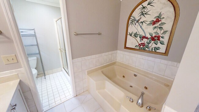 Building Photo - 4130 Knollcrest Cir N