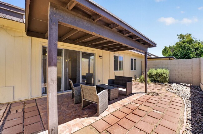 Building Photo - Modern Updated Tempe Townhome Near ASU & Downtown with Resort-Style Amenities