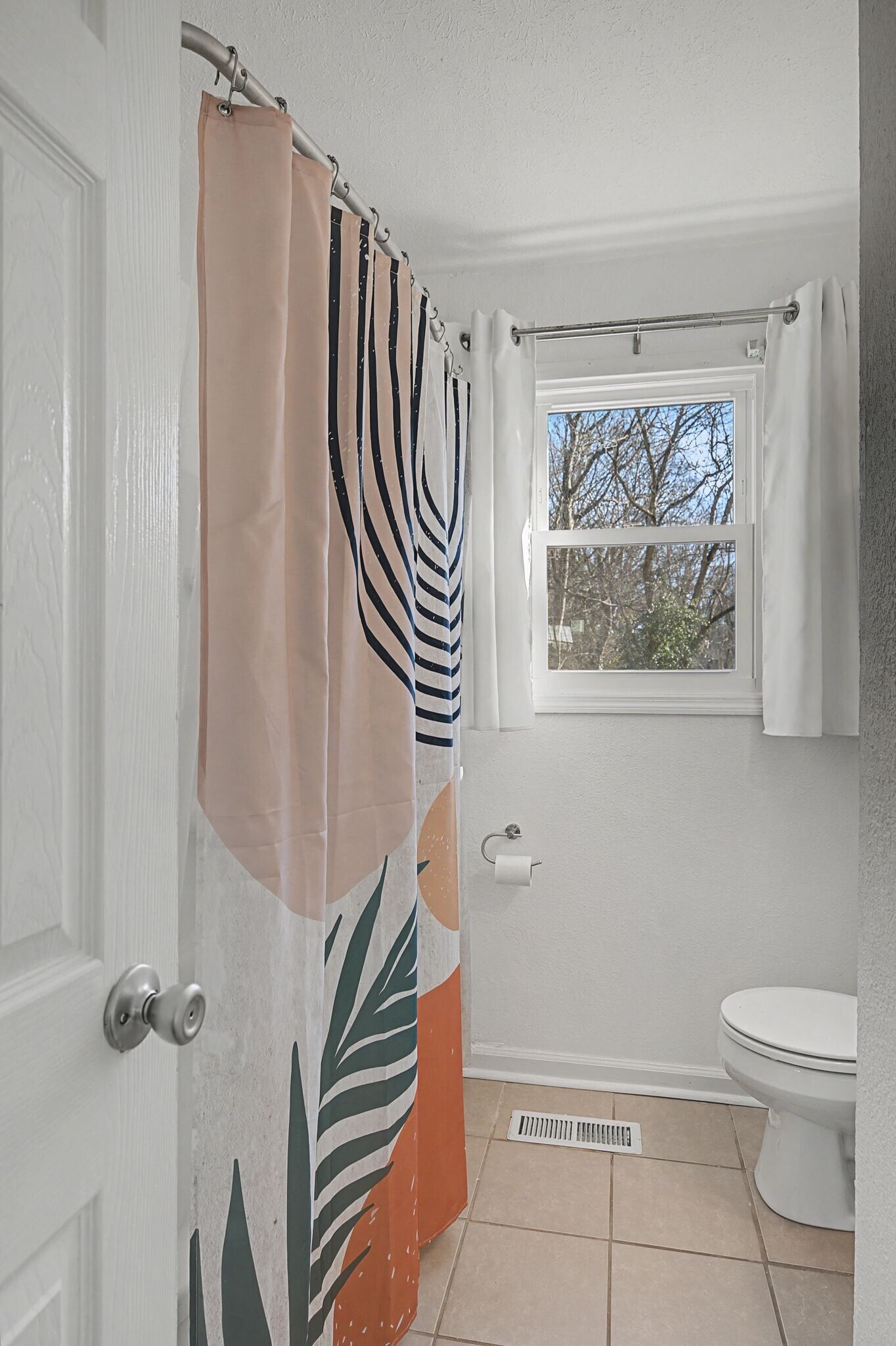 Building Photo - 2204 Sandra Dr