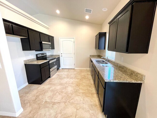 Building Photo - Centrally Located 3BR Home Near Airway Ave | Granite Kitchen, 2-Car Garage & Fenced Yard!