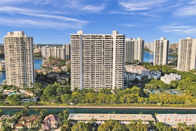 Building Photo - 2000 Island Blvd