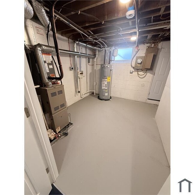 Building Photo - 3 bedroom with Parking