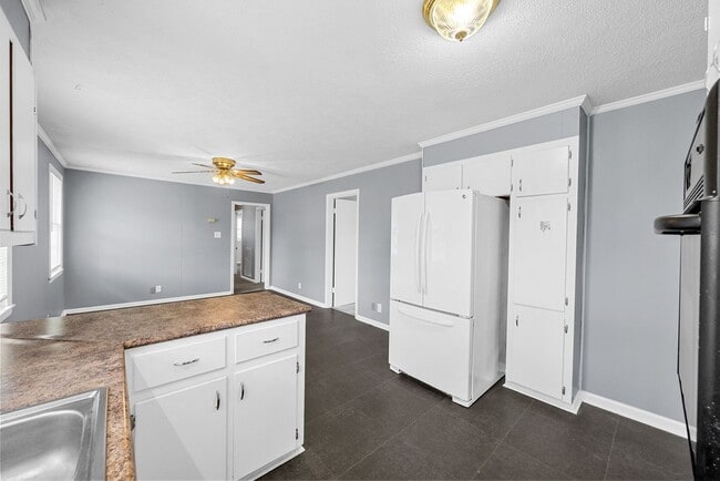 Building Photo - 3 Bedroom Pet Friendly Home For Rent!