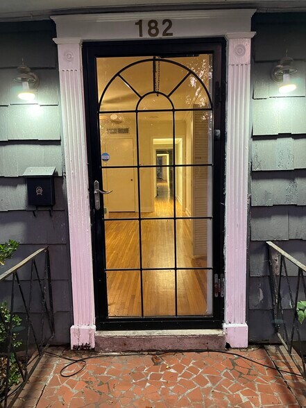 Primary Photo - 182 S Holmes St