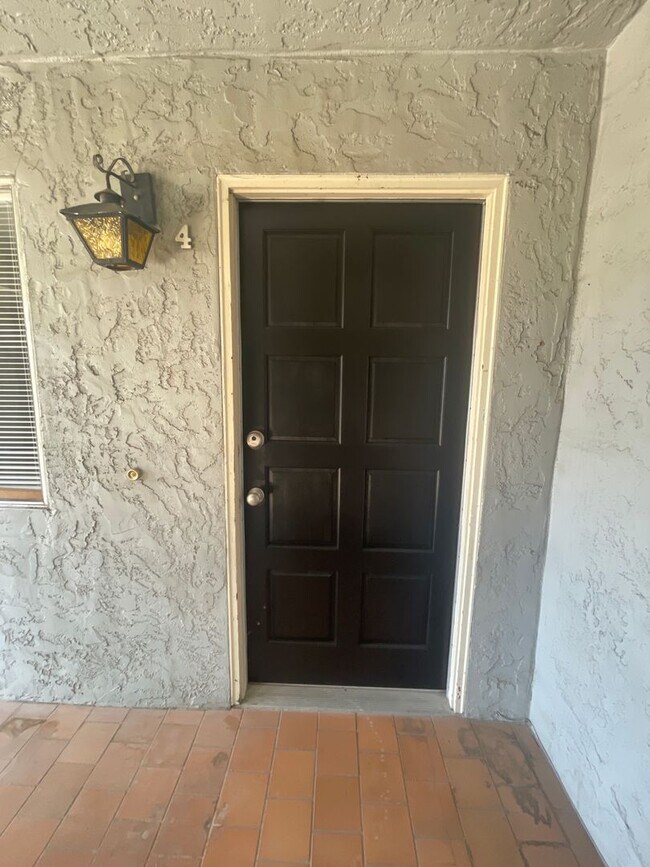 Building Photo - 2 Bedroom, 1 Bath Apartment