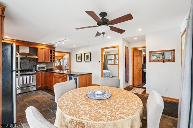 Building Photo - 197 Point Breeze Dr